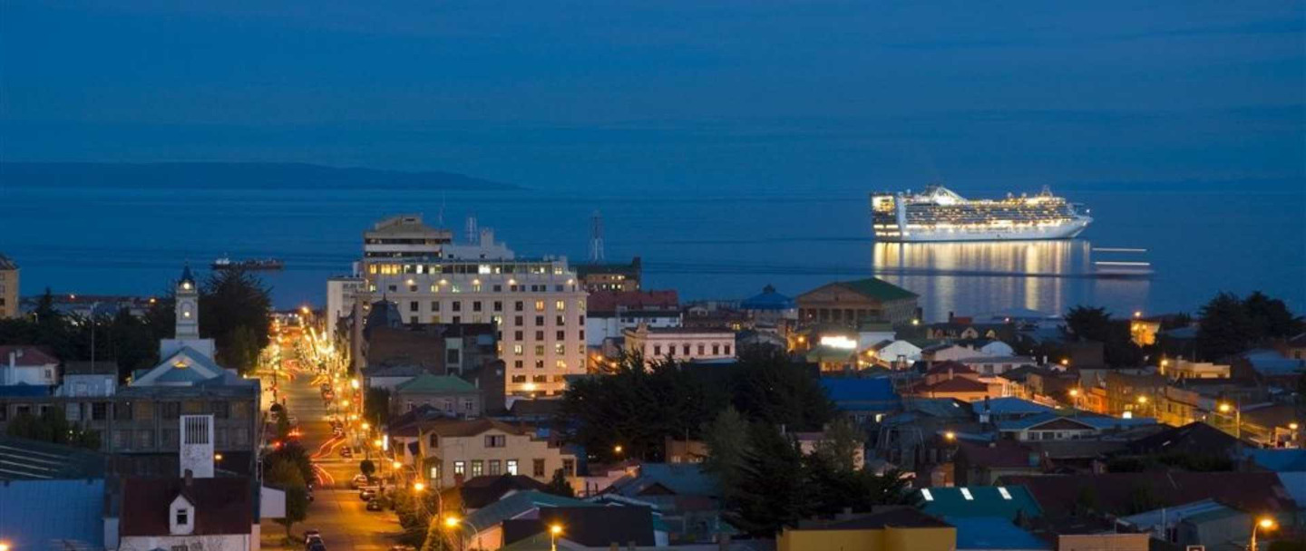 Uno de los grandes cruceros que visitan esta ciudad en el verano austral (de Diciembre a Febrero) PUNTA ARENAS CHILE CRUCEROS PATAGONIA CRUCEROS SUDAMERICA CRUCEROS HEMISFERIO SUR CRUCEROS EXPLORACION QUE VISITAR EN PUNTA ARENAS CRUCEROS PUNTA ARENAS CRUCEROS CHILE